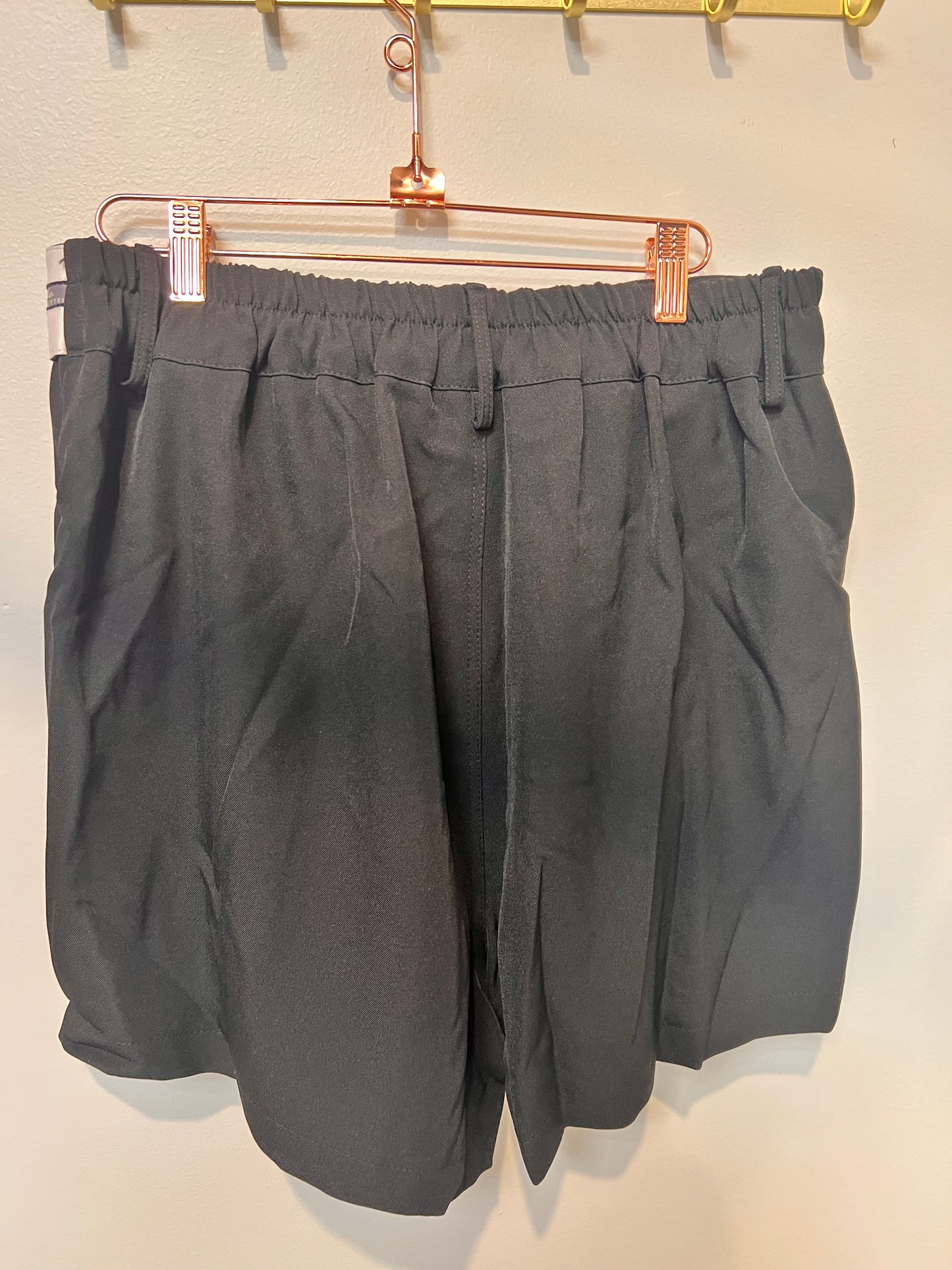 Falda short plus negra con blanco