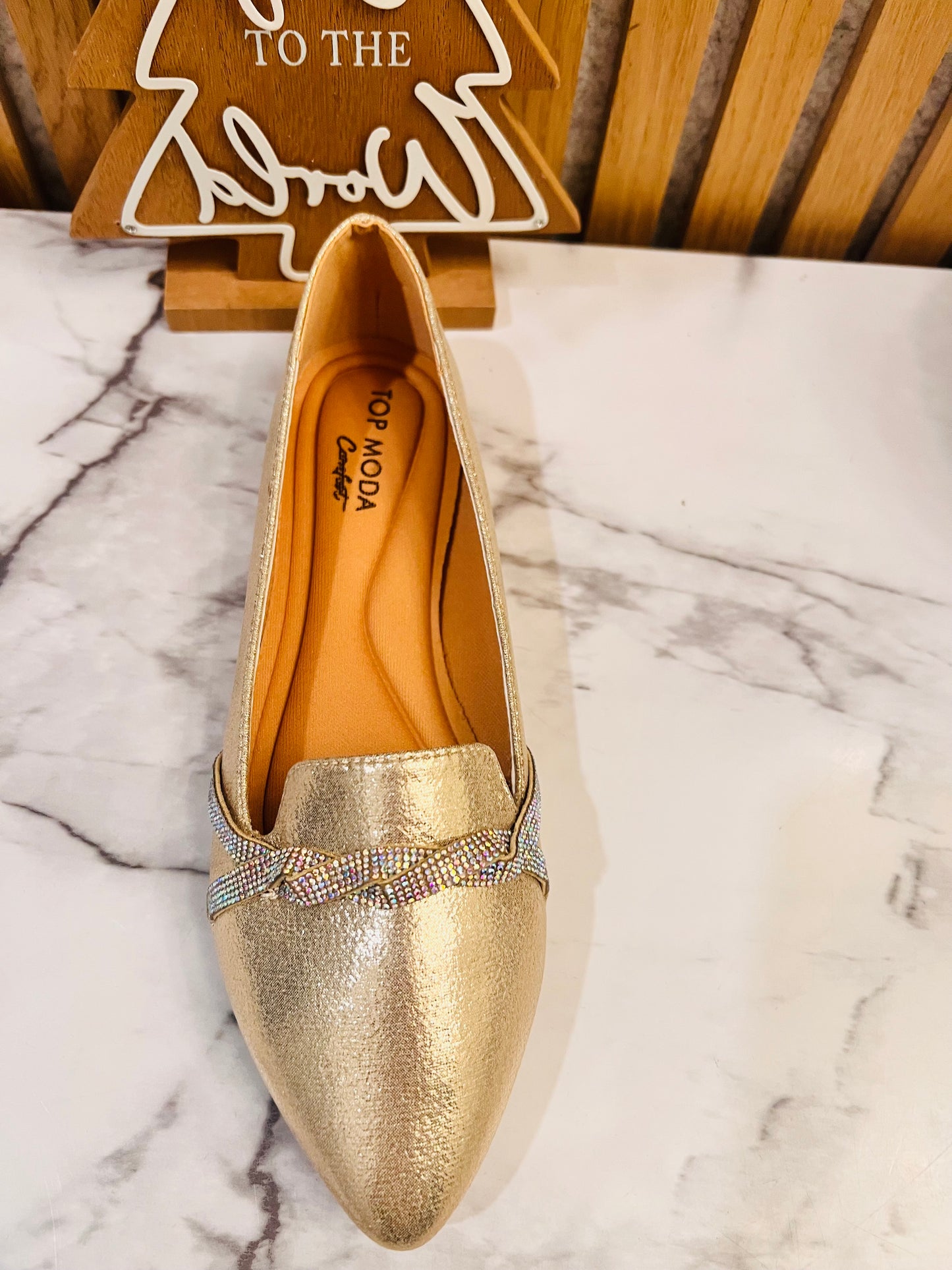Gold sneaker with ribbon interlaced in stones