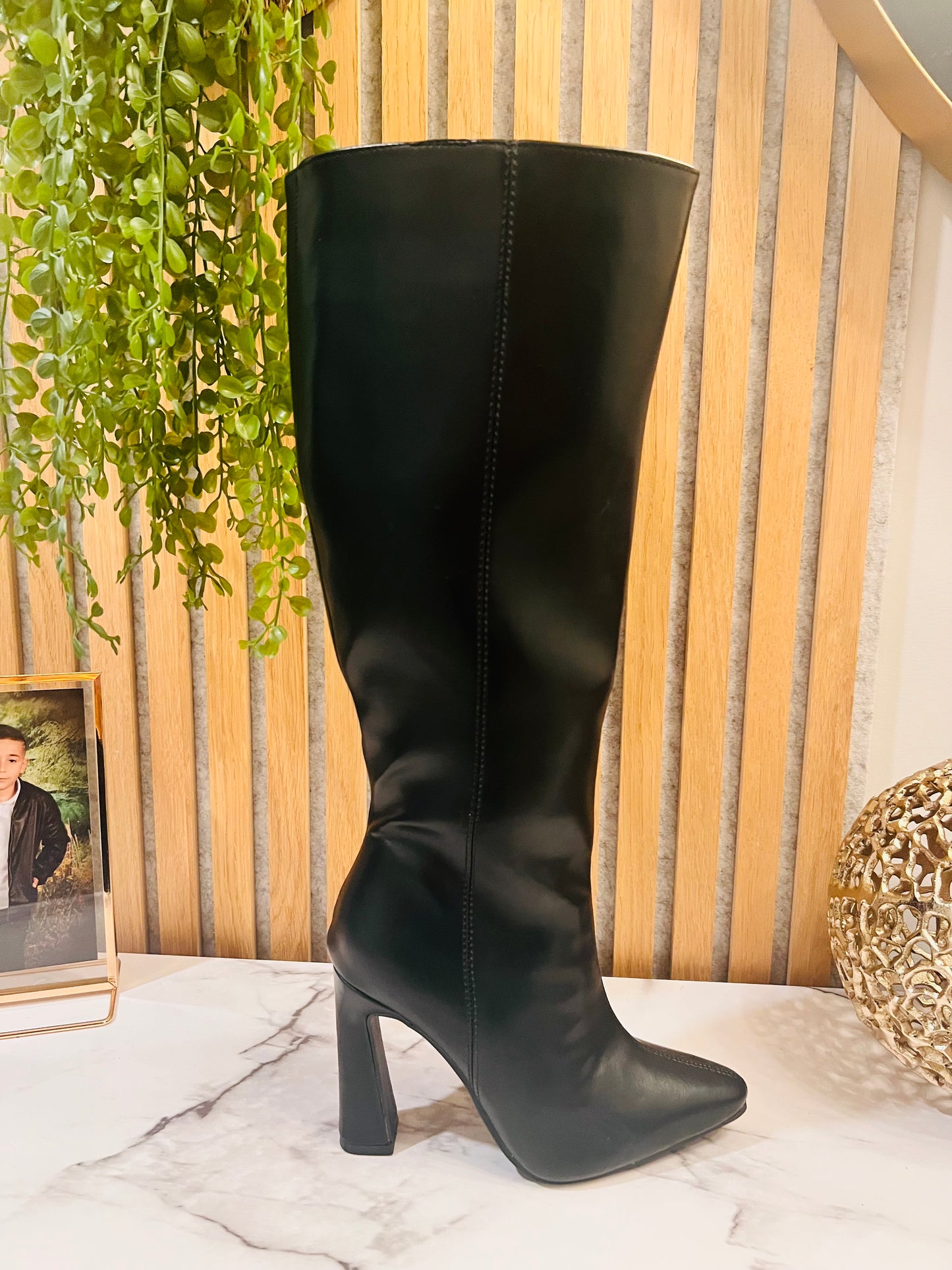Black High boot with thick mid-height