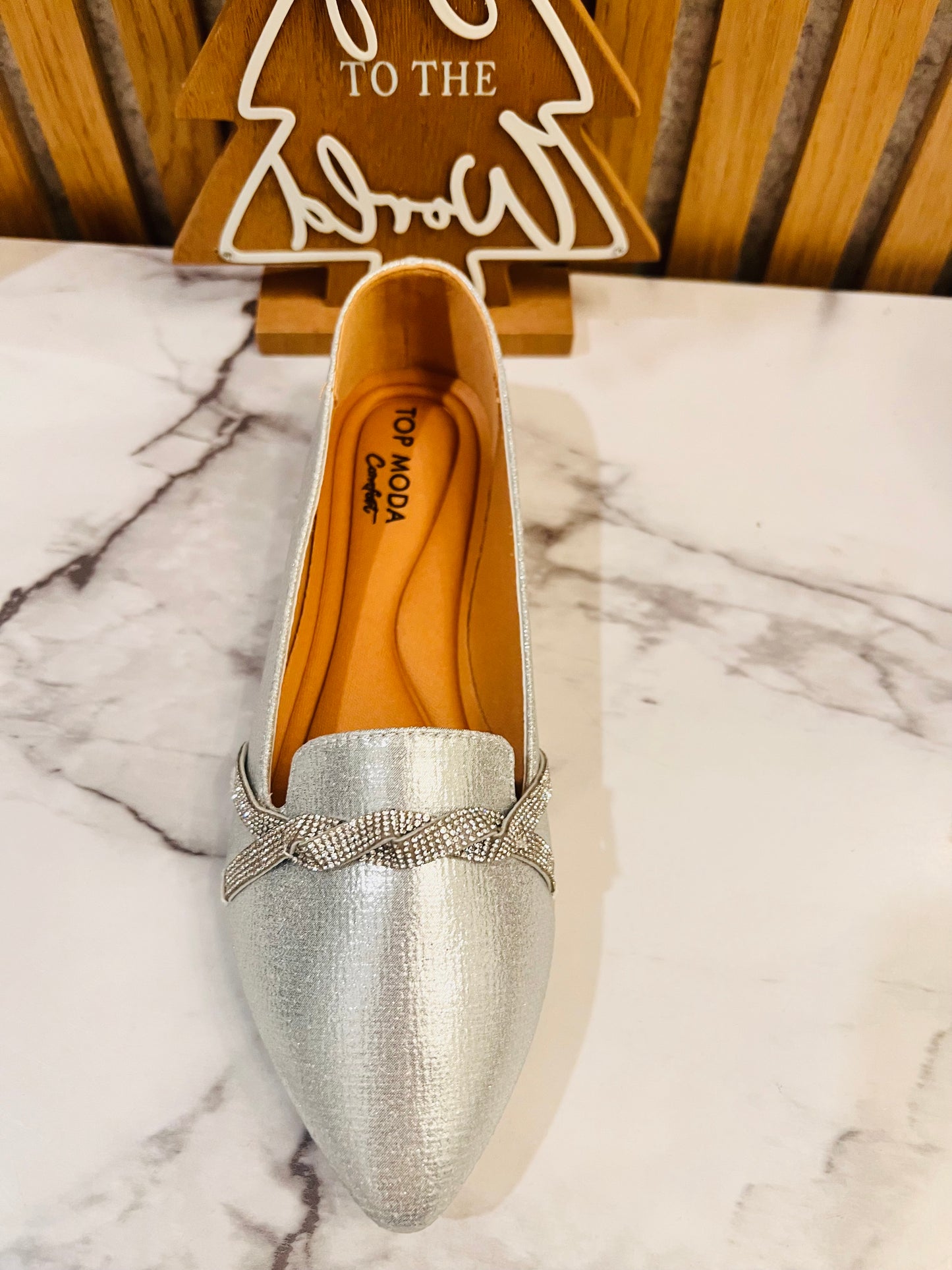 Gold sneaker with ribbon interlaced in stones