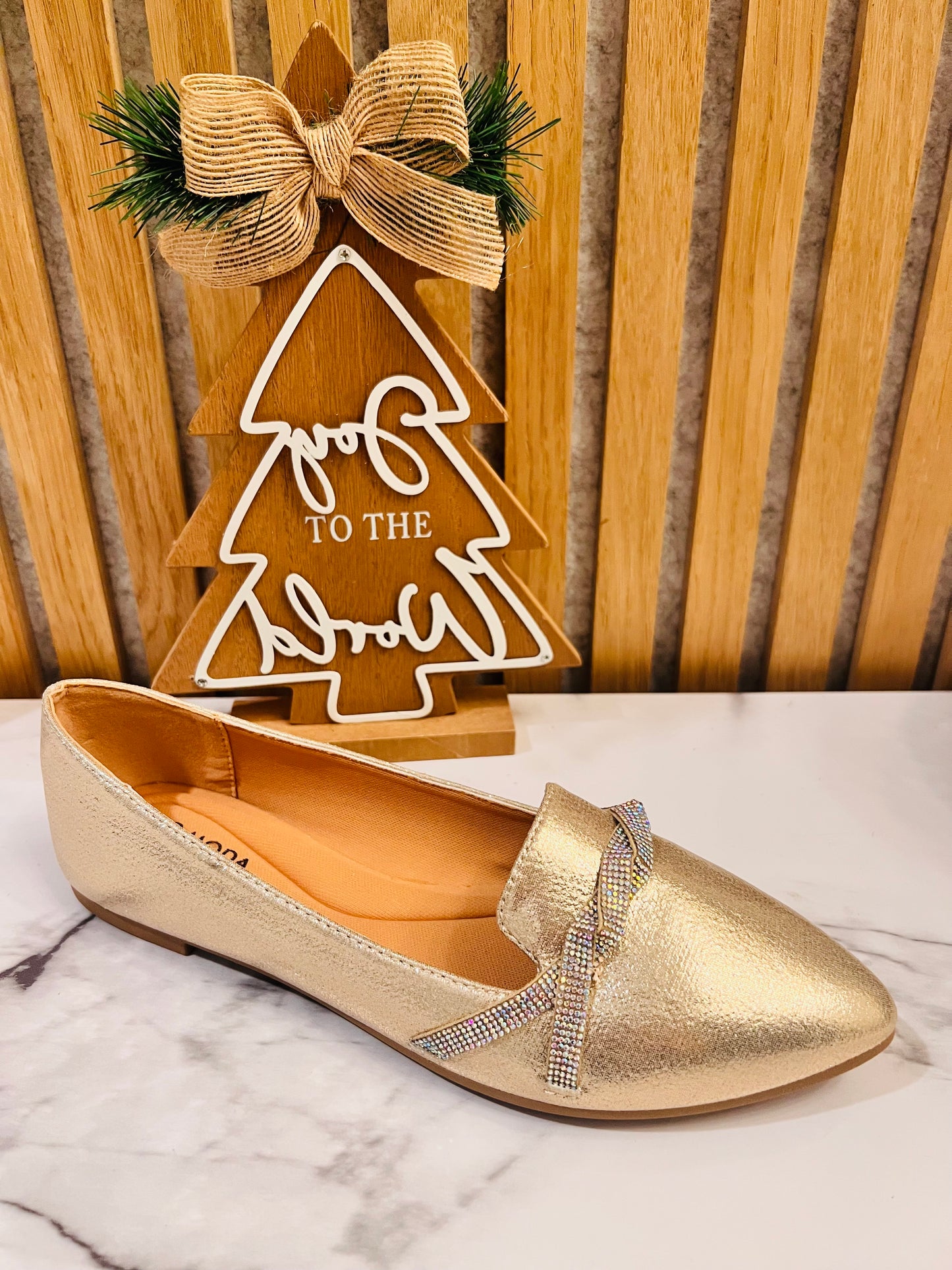 Gold sneaker with ribbon interlaced in stones