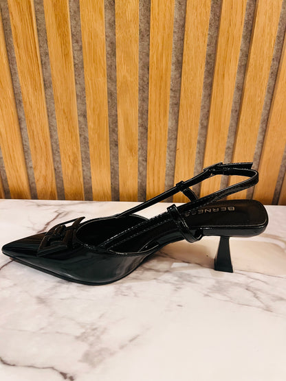 Black pointed shoe with medium heel
