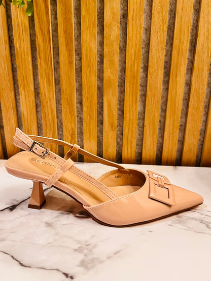 Black pointed shoe with medium heel