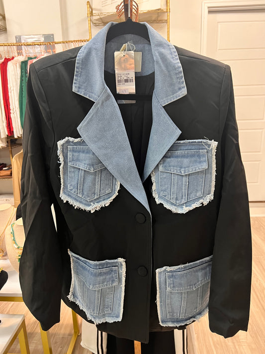 Chaqueta tipo blazer negra con jeans