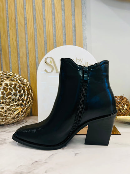 BLACK POINTED BOOT