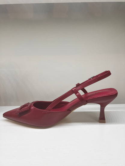 Red pointed shoe with medium heel
