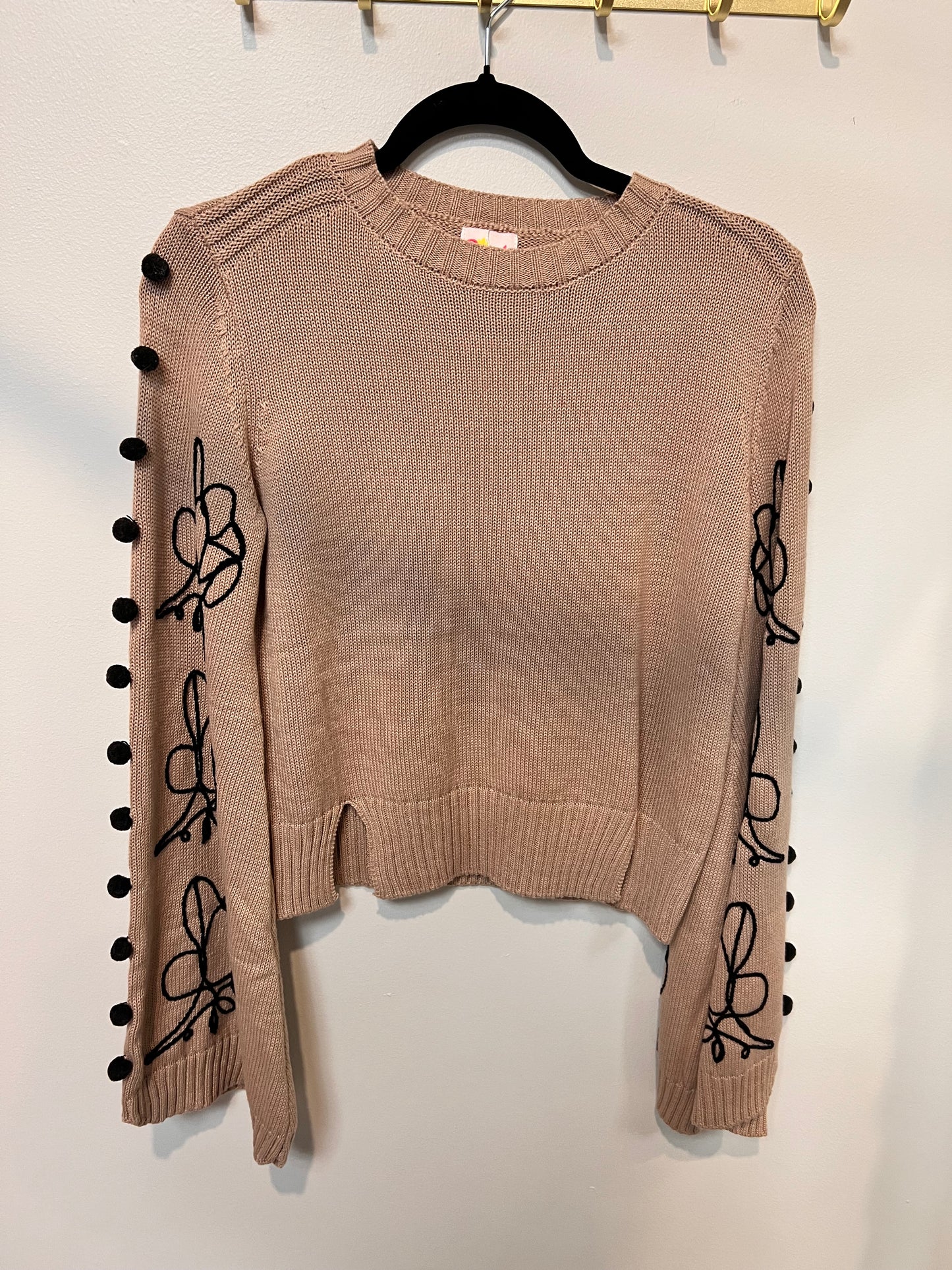 PE3915 sweater beige manga larga ancha con borlas negras