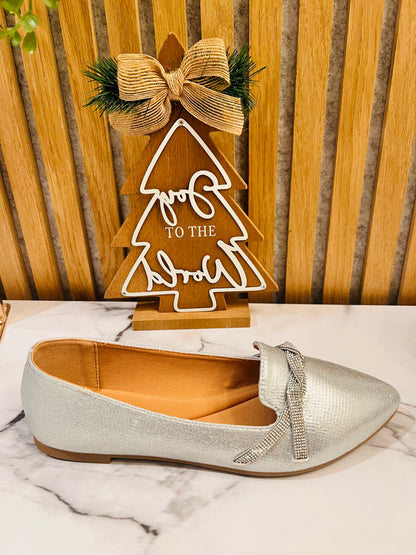 Gold sneaker with ribbon interlaced in stones