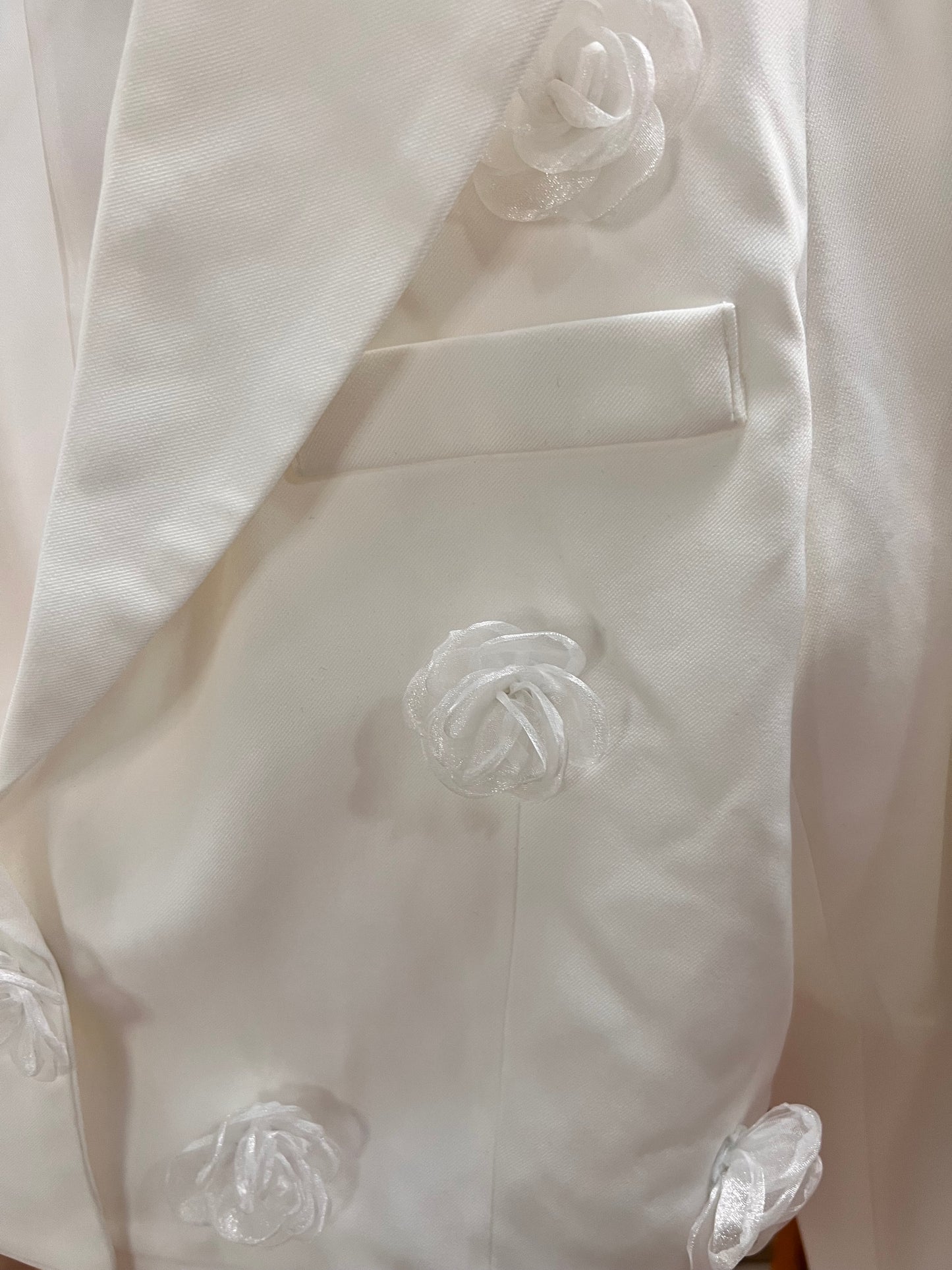 Chaqueta blanca con apliques en flor