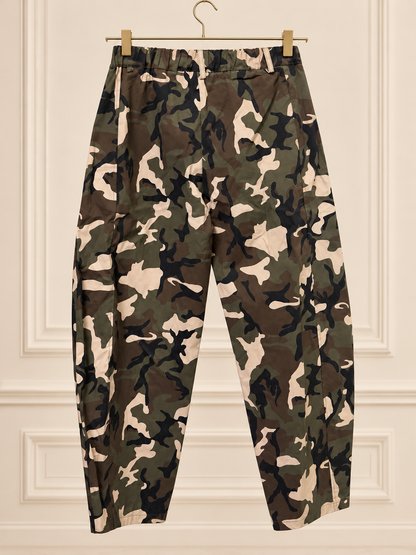 Pantalón camuflaje tachuelas