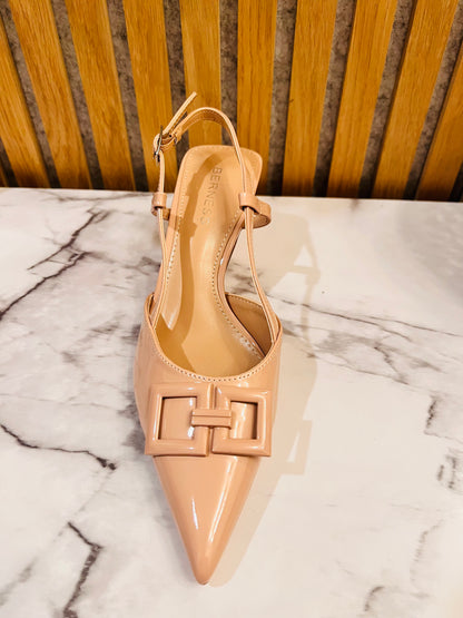 Black pointed shoe with medium heel