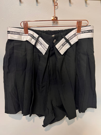 Falda short plus negra con blanco