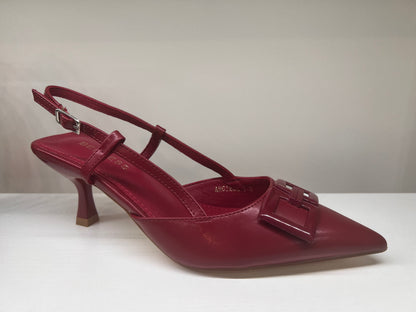 Red pointed shoe with medium heel