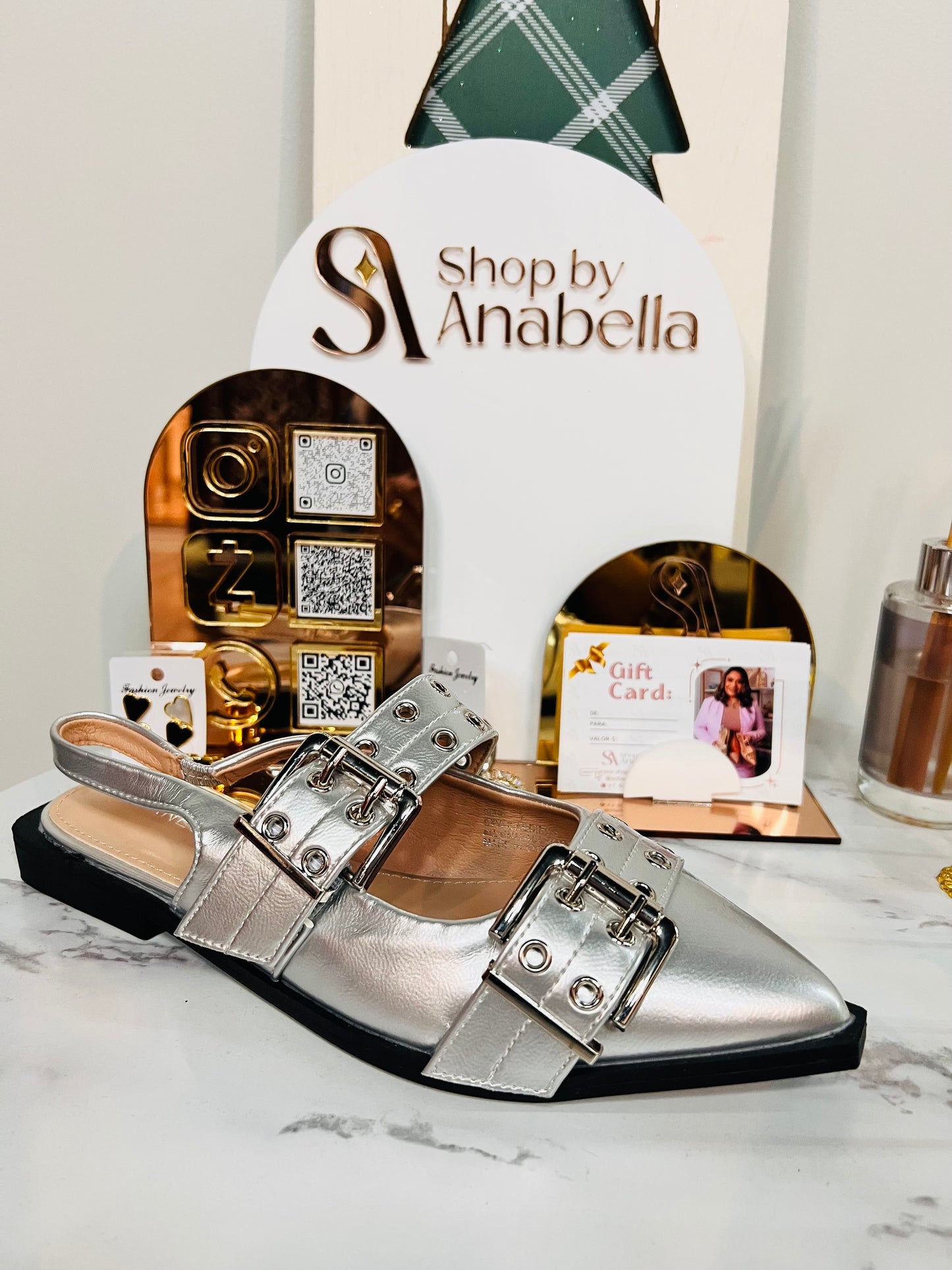 Addison Silver zapatilla en punta con tachuelas plateadas