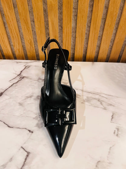 Black pointed shoe with medium heel