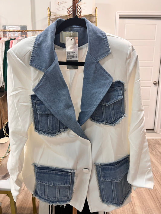 Chaqueta tipo blazer blanca con jeans