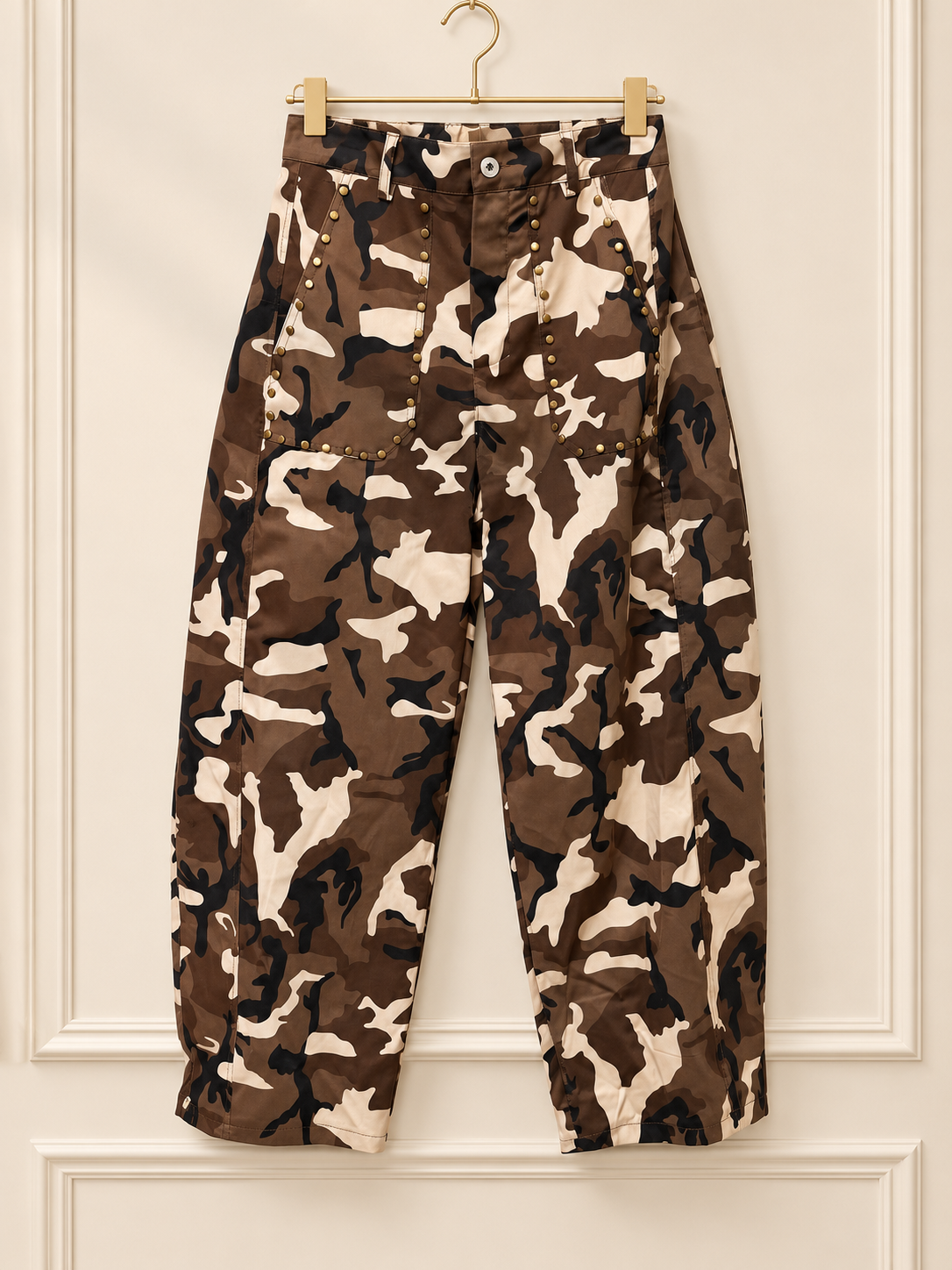 Pantalón camuflaje tachuelas