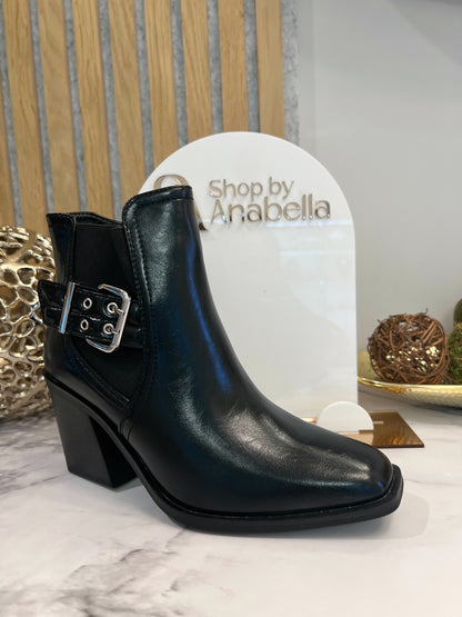 BLACK POINTED BOOT