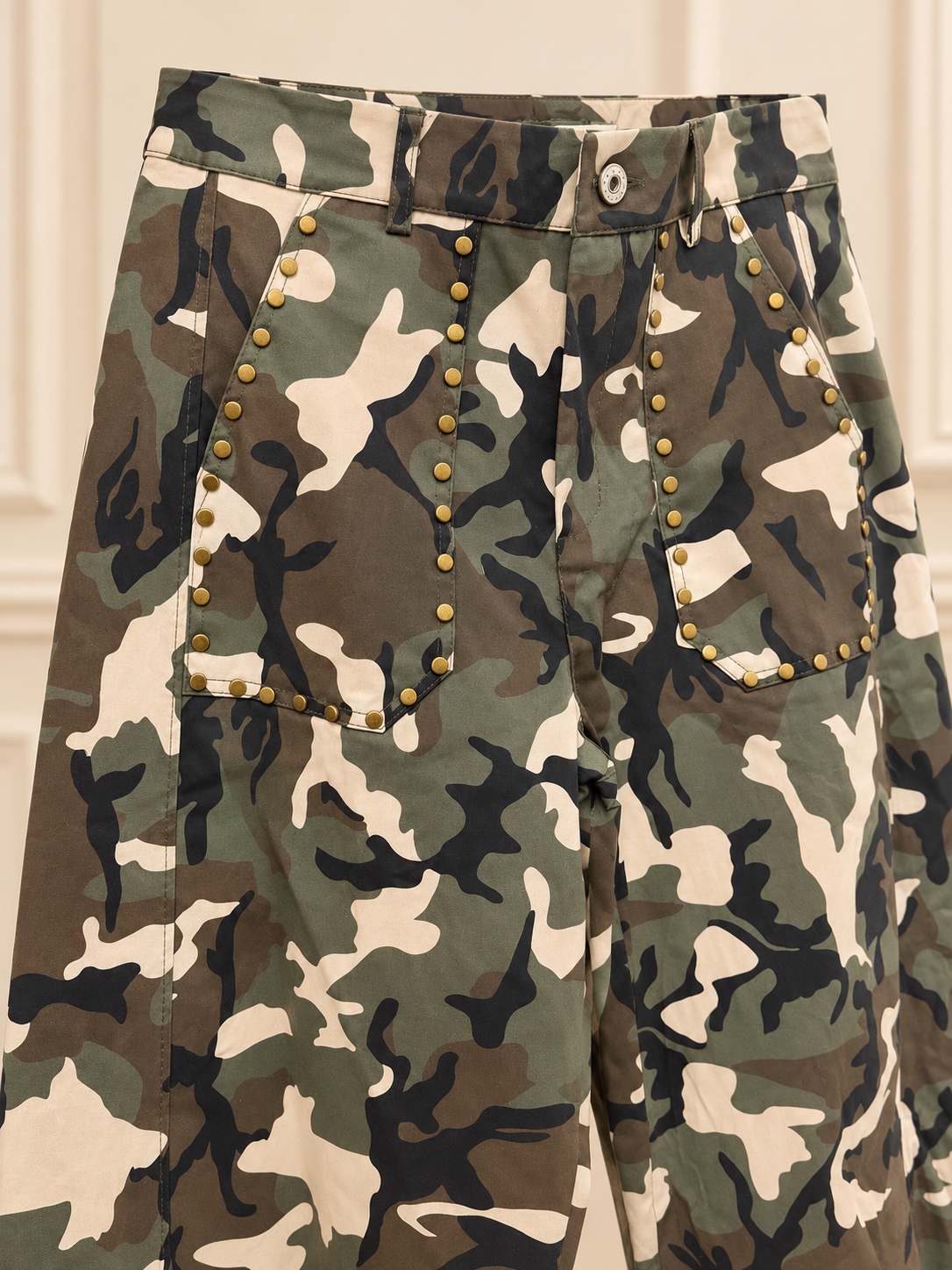 Pantalón camuflaje tachuelas