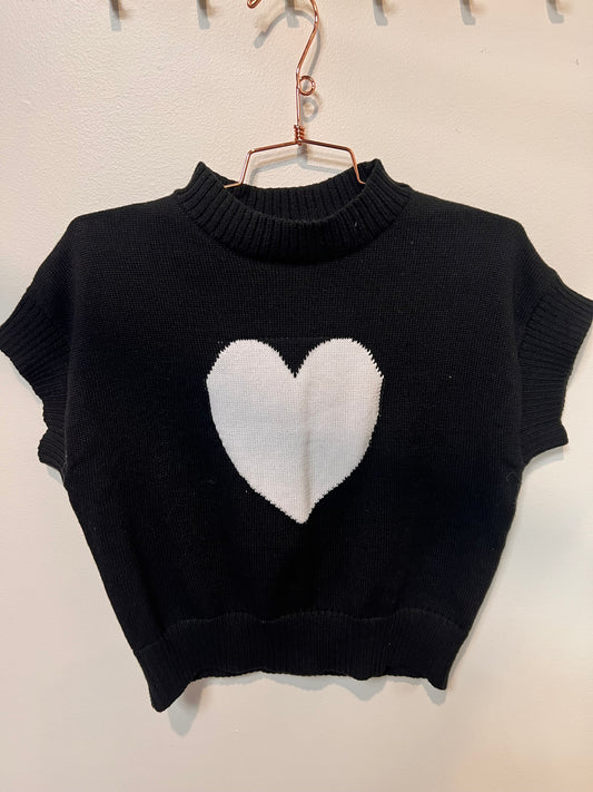 V240807 sweater negro con corazón blanco