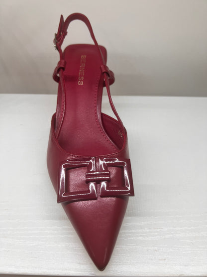 Red pointed shoe with medium heel